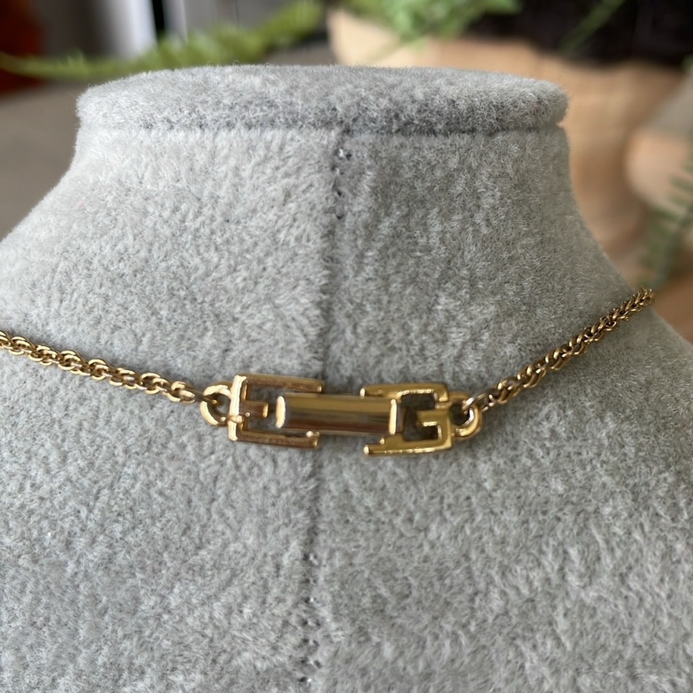 Givenchy Medallion Vintage Pendant Necklace - Picture 5 of 6